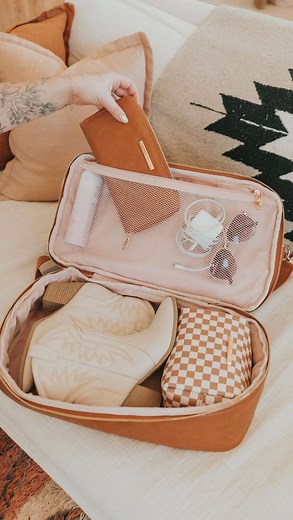 We’re packing up for the holidays with the Voyager and we’ve added a new feature to make travel even easier! Can you 👀 it? It’s a padded 14” laptop compartment! The Voyager makes a great carry-on for the airplane or for a weekend away. Are you travelling over the holidays or getting cozy at home? . . . . . . . . . . . #loveyourlife #dreambigger #knowyourworth #setgoals #mindsetiseverything #findyourtribe #liveonpurpose #createalifeyoulove #createyourlife #ownyourlife #empowerothers #livewithpur