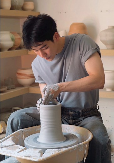 Ceramics Enthusiast War Wanarat's Artistic Journey