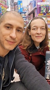 Какви настолни игри или карти играеш с детето си на 4–5 години? 🎲 Напоследък все повече се замислям колко е важно да имаме игри, които не са само забавление, а и време за връзка. На тази възраст децата вече могат да следват прости правила, да чакат реда си и да преживяват и „печеля“, и „губя“. Интересуват ме игри, които: – развиват концентрацията – тренират търпението – насърчават мисленето – и са интересни и за родителите, не само за детето Сподели ми: 👉 Коя е любимата настолна игра на твоето