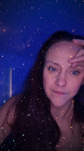 Your kidney labs might be lying to you 🧪 GFR is an estimate, not a direct measurement. It’s calculated using creatinine, a byproduct of muscle metabolism. So if you: • lift weights • eat a high-protein diet • take creatine …your creatinine can be higher even when your kidneys are perfectly healthy. That can make your eGFR look “low” on paper when it’s really just the math not matching your body. Context matters. Labs don’t exist in a vacuum. Watch the video for the quick breakdown 👆 #KidneyHea