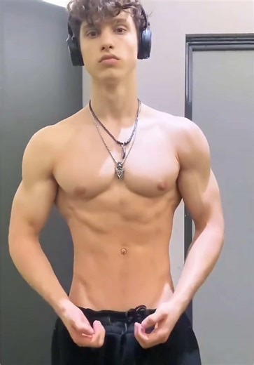 Young Athlete #model #young #athlete #motivation #posing #mcfit #gym #motivationsunday #lockerroom