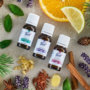 NOUVEAU : set en édition limitée incluant les synergies d’huiles essentielles Soir d’hiver, Méditation et 3 Mint Mix. Avec cela, tu recevras gratuitement un diffuseur d’arômes à l’aspect bois élégant ! https://www.just.ch/fr/set-huiles-essentielles-edition-speciale-2023.html | JUST Schweiz AG