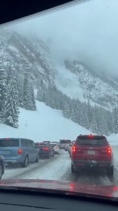 Avalanche Buries Cars on Highway Loveland Pass, Colorado — January 22, 2025 Motorists trapped in a traffic jam on a snowy mountain pass captured the terrifying moment a massive avalanche broke loose and slammed into their vehicles, burying the highway in a sea of white. The heart-stopping dashcam video illustrates the immense and unpredictable power of nature in the high country. The footage shows a long line of cars at a standstill on a snow-covered U.S. Highway 6. High above the road, a cascad