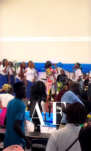 Bonne annéeeeeeeeeeeeeee 🎉🔥💃🙌 Bien sûr que cette année vous allez entendre les sonorités 🇬🇦 partout à travers le 🌍. Le cap est fixé 😇Merci à l’église Assemblée de Dieu « Parole vivante » woawwwwww une traversée mémorable 🔥🔥🔥🔥 Que le sang de Jésus couvre vos vies durant cette nouvelle année 🙏. #ADG #adparolevivante #nuitdelatraversee2026 #lafilledemoabi
