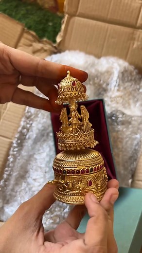 229K views · 1.5K reactions | Traditional Umbrella Design Kumkum Box From Arshis. To message the brand and shop this design,  CLICK HERE : https://blog.southindiajewels.com/2025/10/12/traditional-umbrella-design-kumkum-box-from-arshis-2/ For more trending designs, visit our blog www.blog.southindiajewels.com #jewellery #southindiajewels | South India Jewels | Facebook