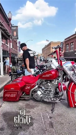 That red paint job though #harleydavidson #customized #motorcycles