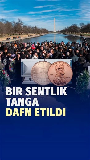 Kun.uz on Instagram: "AQSHda noyabr oyida zarb qilinishi to‘xtatilgan bir sentlik tanga (penni) ning hazilomuz dafn marosimi bo‘lib o‘tdi. U 232 yil davomida zarb qilingan edi. Tadbir Vashingtondagi Linkoln memorialida bo‘lib o‘tdi. Ishtirokchilar orasida AQSH sobiq prezidentlari Avraam Linkoln, Jorj Vashington va Tomas Jefferson, shuningdek, Linkolnni otib o‘ldirgan Jon Uilks But obrazidagi aktyorlar bor edi. Ommaviy tadbirda, Santa-Klaus shuningdek, Stiven Kingning «U» romanidagi masxaraboz Pe