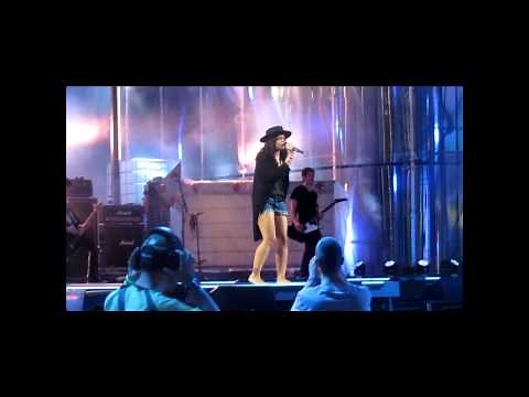 Fefe Dobson Stuttering LIVE at 2011 MMVA's - HQ