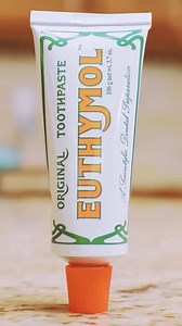 Euthymol Toothpaste 75ml الصناعة: UK 🇬🇧 السعر 7 الاف الميزات الاساسية:أسنان وردية زاهية ومشرقة - قل وداعًا لمذاق النعناع الحلو لمعاجين الأسنان العادية وقل مرحبًا بمعجون الأسنان الوردي الساخن ذو النكهة الفريدة من نوعه EUTHYMOL المتميز والقوي.معجون أسنان خالي من الفلورايد - معجون أسنان يوثيمول خالي من الفلورايد ومصنوع من مزيج خاص من المكونات الطبيعية لضمان بقاء أسنانك نظيفة وخالية من رائحة الفم الكريهة. EUTHYMOL عبارة عن مزيج من الأوكالبتوس والمنثول، وهما مكونان نشطان من التركيبة الأصلية من WAYB
