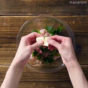 【鶏むね肉でヘルシーに！塩こんぶチーズつくね】 ヘルシーな鶏むね肉を使って、つくねを作りました。爽やかな大葉と、チーズのコクや塩昆布の旨味がマッチして冷めてもおいしいひと品に。晩ごはんのおかずに、おつまみにもぴったりですよ！ レシピの詳細はこちらから↓✨ https://macaro-ni.jp/108838 | macaroni