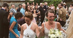Kristen Stewart & her girlfriend crashed a lesbian couple's wedding - LGBTQ Nation