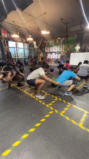 Fun warm up game for groups 😍 #crossfit #funwarmup #fungame #warmupworkout #funworkout