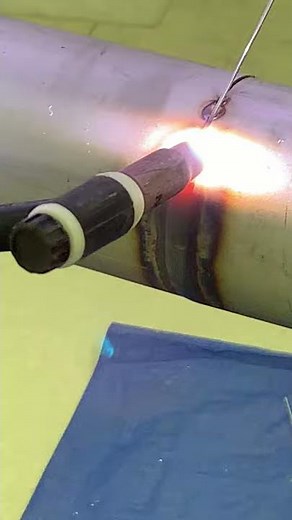 ステンレス鋼突合せ溶接の作業中の様子