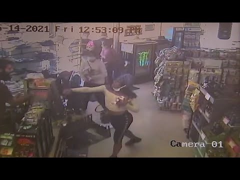 Video shows theft by group of teens at Woodland Hills liquor store turn violent I ABC7