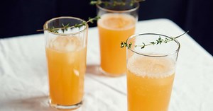 Cocktail pétillant au gin avec nectar d'abricot