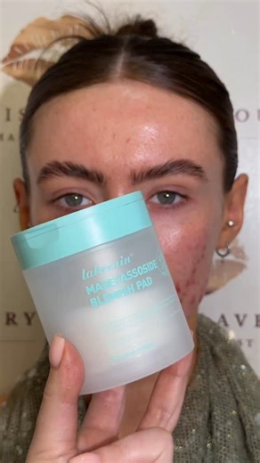 LOUISE | LAVERY on Instagram: "On a mission to normalise real makeup on real skin✨ Product Details: @lakerainturkiye blemish pad @kaesocollection calming moisturiser @bperfectcosmetics Lip mask @elfcosmetics Power grip spray @bperfectcosmetics Perfect prime @maccosmeticsuki Dark golden @jordanaticiacosmetics Nude divinity palette @hudabeauty Dinero metal eyeshadow @plouise_makeup_academy Moccachino brow paint @benefitcosmeticsuk Brown bad gal mascara @charlottetilbury Magic cream @makeupforever 