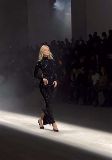 Kate Moss Shines on Gucci FW26 Runway