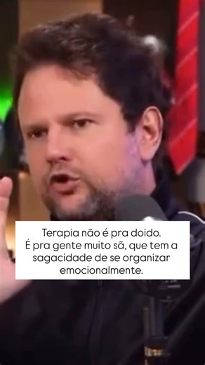 Psicanalista | Escritora | Renata Botelho on Instagram: "Terapia não é pra doido… é pra quem tem coragem de se conhecer de verdade. Como bem falou Selton Mello: ir pra terapia é um ato de sabedoria e autocuidado, não um sinal de fraqueza. É organizar o mundo interno, reconhecer padrões, e transformar sofrimento em autoconhecimento. ￼ O processo terapêutico ajuda a olhar para dentro com honestidade. Ele não substitui amigos, mas complementa nosso suporte emocional. ￼ Terapia é pra quem quer viver