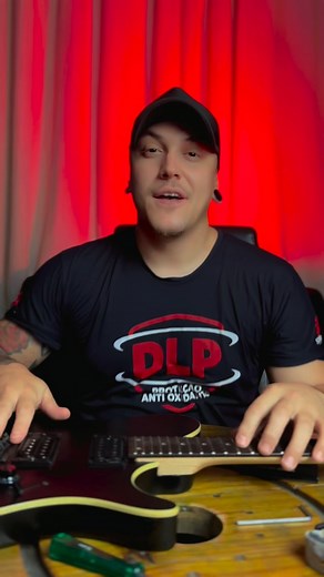 Aprenda a trocar as cordas da sua guitarra do jeito certo! No vídeo de hoje, vou te ensinar passo a passo como trocar as cordas e aplicar uma técnica essencial para que elas não voltem e não desafinem com facilidade. Usando o encordoamento @solezstrings , que pra mim é o melhor do Brasil em qualidade e custo-benefício, você vai sentir a diferença no timbre e na pegada do seu instrumento. Dica prática, direta e sem enrolação — pra você deixar sua guitarra sempre pronta pra tocar! Assista até o fi