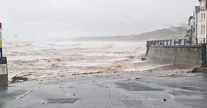 10.55 Sandsend Whitby. Wind and rain is really picking up. 📸 Ben Murphy | North Yorkshire Weather Updates