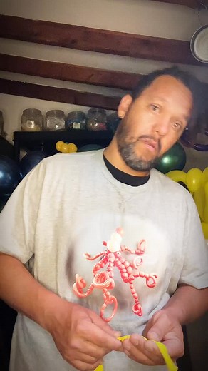 Sponge bob Mask made out of balloons #balloonart #balloonartist #balloonanimals @spongebob | Bambaballoon