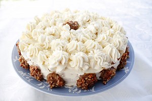 Genoise Sponge Cake with White Chocolate and Caramelized Bananas