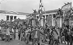 Πολυτεχνείο 1973: Τα δράμα της Εξέγερσης κορυφώνεται - ΤΑ ΝΕΑ