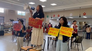 PANOORIN | Nagkasa ng lunch break protest ang University Student Council (USC), kasama ang University Freshie Council (UFC), sa University Food Service ng UP Diliman upang patuloy na itambol ang panawagan na panagutin ang mga nagnakaw at patuloy na nagnanakaw sa kaban ng bayan. Ilang buwan na ang lumipas nang pumutok ang iskandalo sa korapsyon ngunit hanggang sa kasalukuyan, hindi pa rin nananagot at nakukulong ang mga mastermind ng katiwalian. Kaya naman, mga Iskolar ng Bayan, patuloy tayong hi