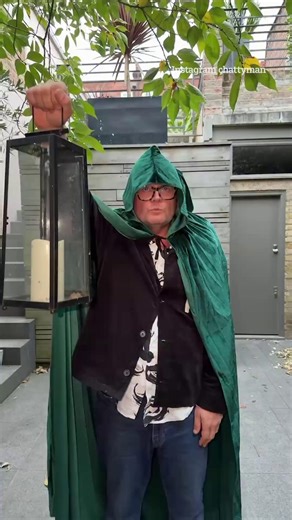 Traitors star Alan Carr ‘flees the UK’ after becoming ‘most hated man’ | The Sun