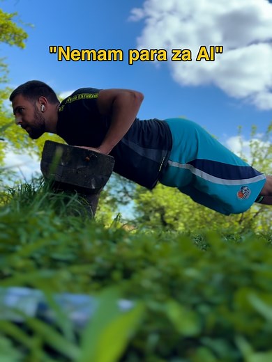 Nemam para za AI. To je najčešći izgovor. I najlakši da ostaneš na istom mestu. Istina je da ti za ozbiljan rad sa AI-jem ne treba skupa pretplata, već jasan redosled koraka i besplatni alati koji već postoje. Korak 1: Gemini Prvo nauči kako da napišeš dobar prompt. Jasno, konkretno, bez nagađanja. Napravis master prompt da AI razume ko si i šta želiš, koristiš Canvas da popravljaš odgovore korak po korak i praviš Gemini Gem za ponavljajuće zadatke. Ovde se gradi osnova AI produktivnosti. Korak