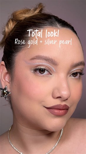 Pink Up Cosmetics on Instagram: "¿Un look completo con delineadores? 🤭 Sí… y con ese toque de brillo perfecto para esta temporada. ✨ #Makeup #Tutorial #PinkUp #MakeupHack #GlamLook"