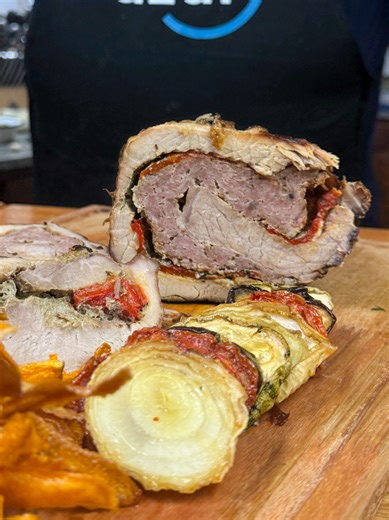 Hola amigos! Hoy ARROLLADO DE CERDO con un relleno que se las trae 🤤🫶🏻 un platazo directo al cora ❤️ 🔥 Si te gusta el contenido del canal recordá SEGUIRNOS y GUARDAR este reel para más ideas! 📝 Vas a necesitar: 2kg Nalga de cerdo @campoazul.ok 3 dientes de Ajo 1 Morrón rojo 3 Chorizos puro cerdo @campoazul.ok C/n Sal, pimienta, cayena, Sweet Chili 1 Berenjena 1 Zucchini 1 Cebolla 2 Boniatos ✅️ Qué les pareció la receta? Leemos todas sus consultas en comentarios 👇🏻 #arrollado #cerdo #cocin