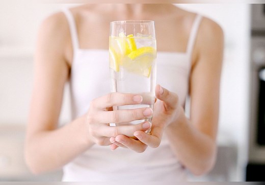 Boire du jus de citron le matin à jeun, bonne ou mauvaise idée ? L'avis d'une naturopathe