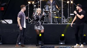 🎉 Drie GROOT konserte, een ongelooflike ervaring! 🌟 Maak reg vir: ✨ Die beste kunstenaars ✨ Ongelooflike atmosfeer ✨ Herinneringe wat jou hart warm maak! 📅 Maak seker jy is daar: 21 Desember 2024 🌴 | Afrikaans is Groot, ATKV-Hartenbos 28 Desember 2024 🎸 | Alternatief is Groot, ATKV-Hartenbos 31 Desember 2024 🎆 | GrootJol, ATKV-Hartenbos 🎶 Dit is nie net 'n fees nie, dis 'n GROOT kuier! Wees deel van die aksie – jy wil nie een van hierdie feeste misloop nie. 📍 Kaartjies is nou beskikbaar 