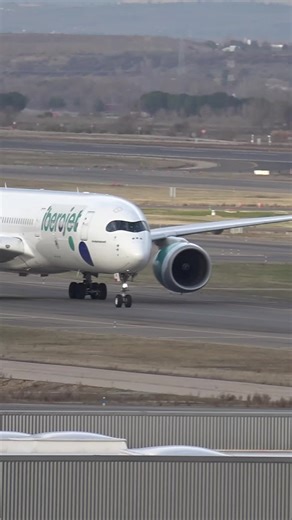 Aterrizaje del Airbus A350-900 en el Aeropuerto Adolfo Suárez