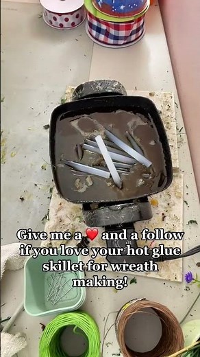 Hot Glue Skillet for Wreath Making | How to Use a Hot Glue Pot in a Wreath Workshop | Craft Tools 🌿