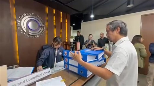 KASO NG BID MANIPULATION, BID RIGGING VS. 5 FLOOD CONTROL CONTRACTORS, INIHAIN SA PCC “Preliminary evidence, including the admissions of Mr. Pacifico Discaya and Usec. Roberto Bernardo before the Senate Blue Ribbon Committee, also suggests collusion among the involved contractors and officials, in violation of the Philippine Competition Act,” sabi ng DPWH. Pormal naghain ng Department of Public Works and Highways (DPWH) Secretary Vivencio ‘Vince’ Dizon ng dalawang kaso ng bid manipulation at bid