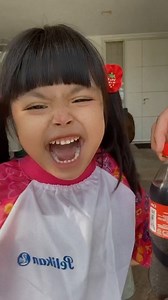 2.7M views · 28K reactions | Terpaksa Daddy korbankan setengah botol coke dan 5 bijik mentos demi kebahagiaan anaknya yang yerpengaruh dengan Youtube konon nya kalau campurkan dua benda tu akan *kaboom* meletup.. Nak tau apa hasilnya? Jom tengok video ni. | Lara Alana | Facebook