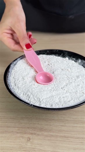 Comment utiliser un verre doseur pour incorporer les ingrédients à la pâte sans gaspillage.