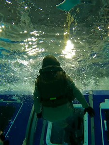 💦🚁 Training für den Ernstfall: Absturz ins Wasser – ein Alptraum für jede Luftfahrzeugbesatzung. Doch genau darauf bereiten sich unsere Piloten und Techniker intensiv vor. Bei der Bundeswehr Marineoperationsschule Bremerhaven absolvieren sie das METS-Training (Modular Egress Training Simulator): kopfüber, ohne Sicht, angeschnallt, in voller Ausrüstung – bei Tag und Nacht. 🕶🌊 Unter enormem Druck gilt es, die richtigen Notverfahren anzuwenden. Zum Abschluss geht es in die eisige Nordsee – echt