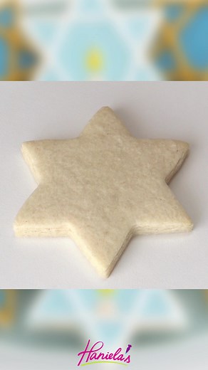 How I flooded a cookie with royal icing. Learn about royal icing consistencies https://www.hanielas.com/how-to-thin-down-royal-icing-to-desired/ | Haniela's