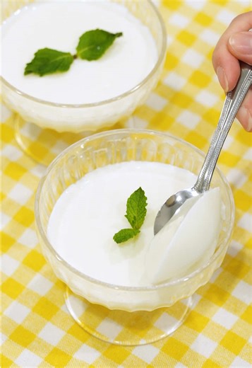気になったら「🍮」で教えて👂 ＼おうちでかんたん、とろっと濃い味わい🤍／ 今回ご紹介するのは 📍とろっと濃い味杏仁豆腐 杏仁の風味とミルク感のバランスがよく、 お湯を加えて混ぜるだけで、 なめらかな杏仁豆腐が手軽に楽しめます✨ とろっとした口あたりと、 やさしく広がるまろやかな味わいが魅力です。 ちょっと甘いものが食べたい時や、 食後のデザートにもぴったり🍨 手軽に作れるのに、 どこか特別感のある一品を ぜひおうちでお楽しみください🤍 #正栄食品 #杏仁豆腐 #簡単お菓子 #簡単スイーツ#簡単レシピ