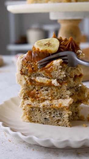 This Banoffee Cake has layers of moist and soft banana cake, filled with dulce de leche and sliced bananas, topped with a delicious Dulce de Leche Cream Cheese Frosting. 🍌 Check out this amazing recipe here: https://www.piesandtacos.com/banoffee-cake/ | Pies and Tacos