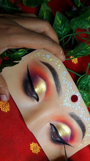 134 reactions · 11 comments | Golden Cut Crease Eye Makeup Look Tutorial... #eyemakeuptutorials #goldeneyemakeuplook #Eyemakeup #goldenglittermakeup #bridaleyemakeuplook | Soma's Makeover | Facebook