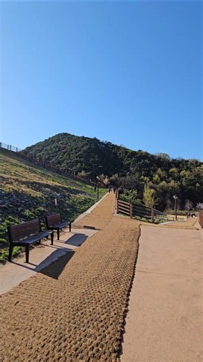 금오산 올레길 입구, 저수지 올라가는 둑길