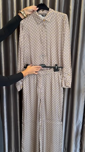 Conjunto camisa e calças fluidas com logo estampado @marciano 🤎 *peças vendidas em separado 📩 Encomendas: 👉🏼 store.dailycristina.com 👉🏼 mensagem privada 👉🏼 e-mail loja.casiraghiforever@gmail.com 👉🏼 telefone fixo 219 863 372 | Cristina Ferreira - Casiraghi Forever