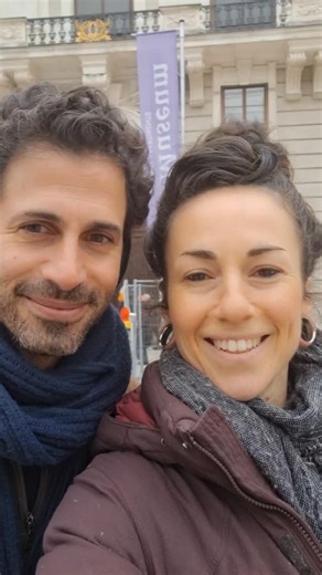 העונה הכי יפה בוינה כבר כאן!! שווקי החג נפתחים, היין החם נמזג, והאורות ממלאים את הרחובות 🎄✨ ובזמן שאתם מגיעים לספוג מהאווירה הקסומה הזו… זה בדיוק הזמן לקפוץ לבקר בגלריה החדשה שלנו ולמצוא מתנה וינאית ישראלית מקורית לאהובים שבבית. 🪭 קצת על הגלריה שלנו — OMGALLERIA אנחנו, אסנת ועומרי, בני זוג בחיים ובאמנות, יוצרים יחד כבר למעלה מעשור. לפני שנה וחודשיים עברנו לוינה, וגם כאן האמנות ממשיכה להיות הלב הפועם של הבית שלנו. בכל יום שישי, הבית שלנו משנה צורה והופך לגלריית אמנות בסגנון סלון (Salon-Style). 