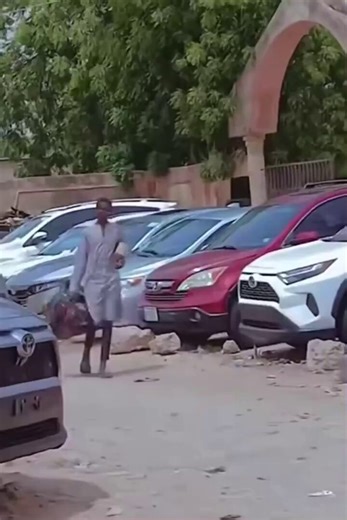 Notice what this shoe maker/shiner did as he was passing through a car stand. ⤵️