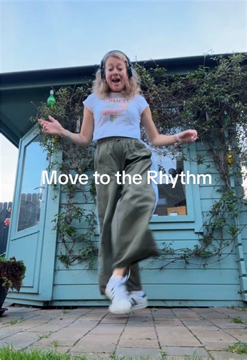 Hey, did you dance today?! Just Move to the Rhythm 😁 We’re back with garden shuffle & shapes 🙌 #shuffledance #shuffleshapes