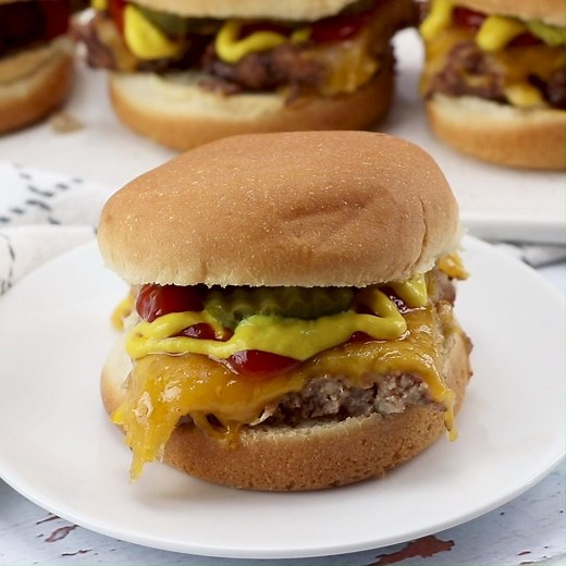 Make dinnertime easy and delicious with these Easy Beef Sliders! Your family will LOVE them! 👀 RECIPE: https://www.lovebakesgoodcakes.com/beef-sliders/ 📌 PIN IT: https://www.pinterest.com/pin/235383518003295724/ | Love Bakes Good Cakes